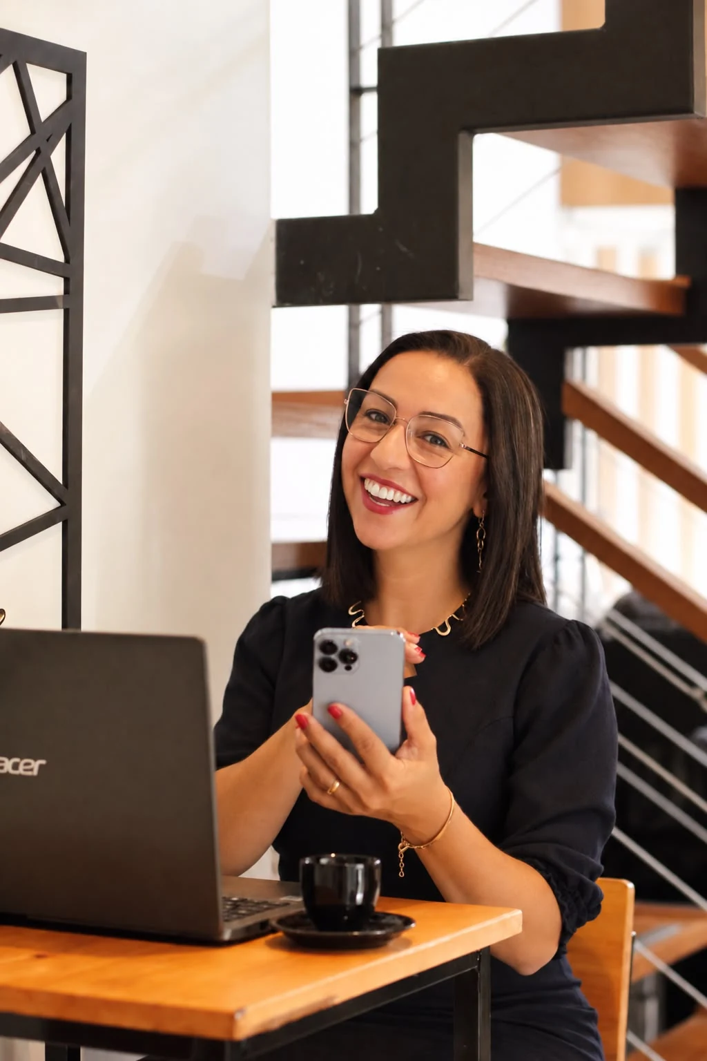 Dra. Rita Bueno Malves utilizando o celular no escritório